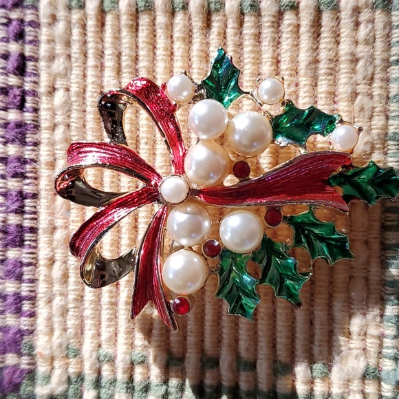 Pretty oliday broach with red/gold bow, green Holly leaves and gorgeous pearls. - Picture 3 of 5